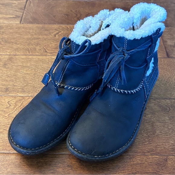 UGG Women’s Cove 5136 Sheepskin Shearling Boots Black Leather US Size 8 Comfort - Picture 12 of 15